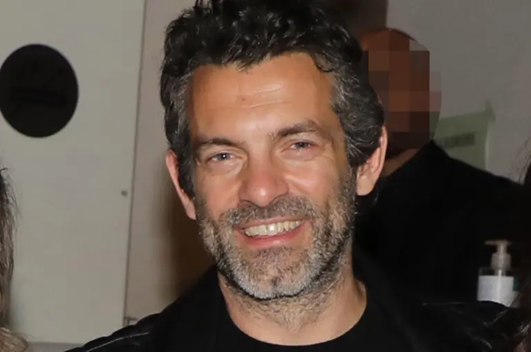 Φίλιππος Μιχόπουλος: Στη Σαντορίνη με τα παιδιά του – Τα υπέροχα στιγμιότυπα