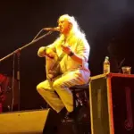 Λύγισε ο Γιάννης Χαρούλης για τον Μαζωνάκη σε συναυλία του: «Καλό παράδεισο Γιώργη»