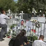 Γιώργος Μαζωνάκης: 2.000 άνθρωποι την ημέρα επισκέπτονται το μνήμα του στο Γ’ Νεκροταφείο