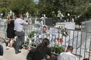 Γιώργος Μαζωνάκης: 2.000 άνθρωποι την ημέρα επισκέπτονται το μνήμα του στο Γ’ Νεκροταφείο