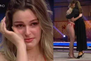 GNTM: Λύγισε η Σταυρούλα μετά τα σχόλια για το σώμα της – Η αγκαλιά της Μαγγίρα