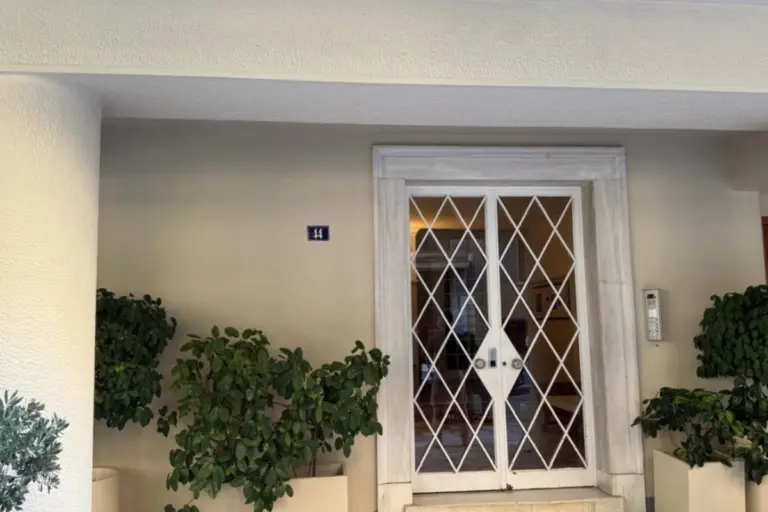 Γιώργος Μαζωνάκης: Η εργαζόμενη που ήταν στο Ιατρείο της Καρνεάδου μιλά για όλα – «Τον είδα και τον χαιρέτησα»