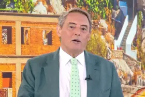 Οι σπόντες Χασαπόπουλου για τις απουσίες από την κηδεία Μαζωνάκη: «Ο Σάκης γιατί δεν πήγε;»