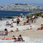 Καιρός: Παραμένει καλοκαιρινός με 32άρια - Πού θα βρέξει