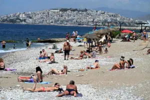 Καιρός: Παραμένει καλοκαιρινός με 32άρια - Πού θα βρέξει
