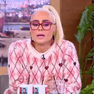 Άρια Καλύβα κατά Οικονομόπουλου για Μαζωνάκη: «Ποιος είσαι ρε μεγάλε; Δεν βρήκες 5 λεπτά να απαντήσεις;»