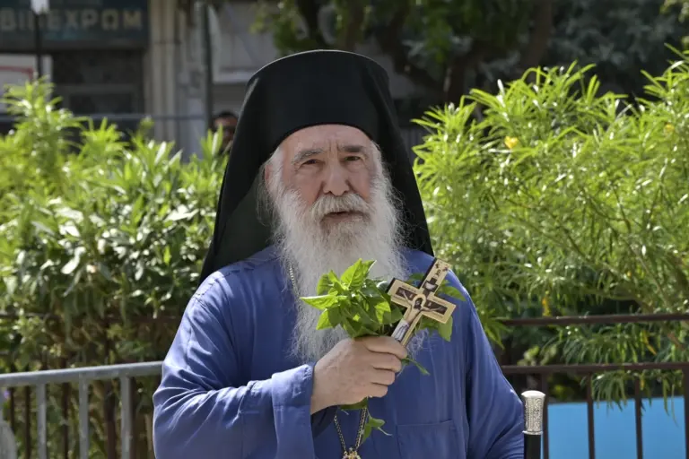 Γιώργος Μαζωνάκης: Ράγισε καρδιές ο επικήδειος του Μητροπολίτη Αλέξιου – «Γύρισε στην παλιά του γειτονιά»