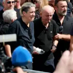 Ολοκληρώθηκε η κηδεία του Γιώργου Μαζωνάκη – Τραγική φιγούρα η αδελφή του, Μαρία