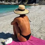 Φρεσκοχωρισμένη ηθοποιός ποζάρει τόπλες στην αμμουδιά και «ρίχνει» τα σόσιαλ