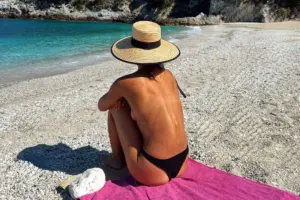 Φρεσκοχωρισμένη ηθοποιός ποζάρει τόπλες στην αμμουδιά και «ρίχνει» τα σόσιαλ