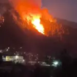 Νύχτα αγωνίας στην Κόνιτσα: Ανεξέλεγκτη η φωτιά στην Τραπεζίτσα - Μάχη για να μην φτάσουν οι φλόγες στην πόλη