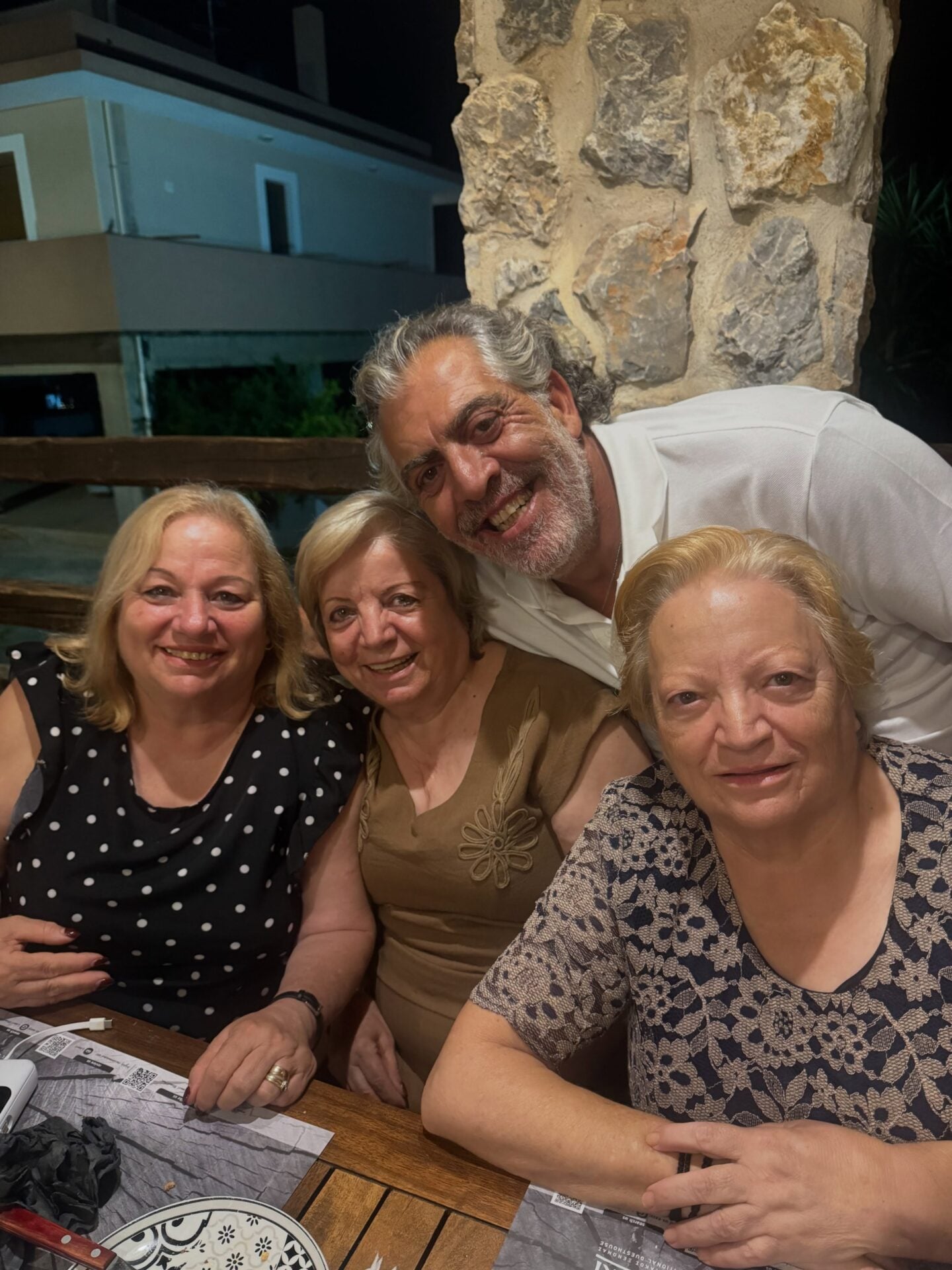 Ο Κούλλης Νικολάου ποζάρει με τις αδελφές του