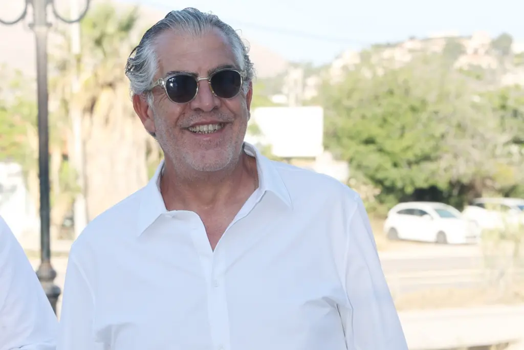 Ο Κούλλης Νικολάου ποζάρει με τις αδελφές του