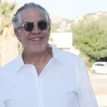 Ο Κούλλης Νικολάου ποζάρει με τις αδελφές του