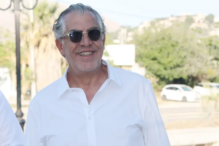 Ο Κούλλης Νικολάου ποζάρει με τις αδελφές του