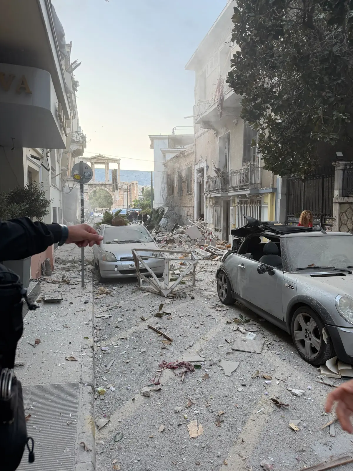 Στους τρεις τραυματίες από την ισχυρή έκρηξη που σημειώθηκε νωρίς το πρωί της Παρασκευής σε παλιό κτίριο στην οδό Λυσικράτους, στην Πλάκα, στρέφεται πλέον το ενδιαφέρον, την ώρα που οι διασωστικές δυνάμεις συνεχίζουν τις έρευνες μέσα στα συντρίμμια για το ενδεχόμενο ύπαρξης εγκλωβισμένων.