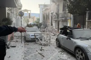 Έκρηξη στην Πλάκα: Τρεις τραυματίες – Ψάχνουν στα συντρίμμια για εγκλωβισμένους