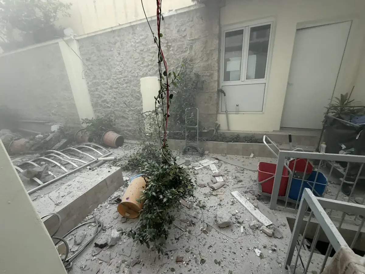 Ένας άνδρας τραυματίστηκε από θραύσματα και μπάζα, ενώ δύο γυναίκες απεγκλωβίστηκαν από παρακείμενο κτίριο