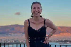 Η Λένα Δροσάκη ποζάρει τόπλες στην Κύθνο και ανεβάζει τη θερμοκρασία επικίνδυνα!