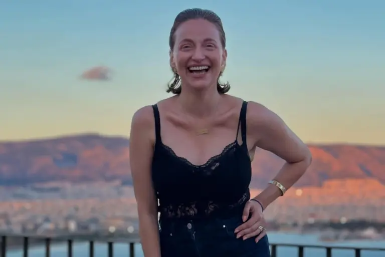 Η Λένα Δροσάκη ποζάρει τόπλες στην Κύθνο και ανεβάζει τη θερμοκρασία επικίνδυνα!