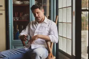 Μιχάλης Λεβεντογιάννης: «Αναστάτωσε» την Τήνο – Η φωτογραφία μέσα στην πισίνα