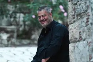 Ο Κονταρός θα παίξει τον Μανώλη στα «Δύο μαύρα πουκάμισα» του Mega