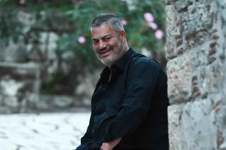 Ο Κονταρός θα παίξει τον Μανώλη στα «Δύο μαύρα πουκάμισα» του Mega