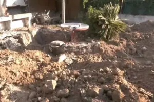 Θρίλερ στον Μαραθώνα: Έθαψε τη μητέρα της στην αυλή και έπαιρνε τη σύνταξη για 10 χρόνια