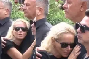 Ξέσπασε σε λυγμούς η Μαρία Μπεκατώρου στο τελευταίο αντίο του Γιώργου Μαζωνάκη