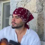 Με τη μπαντάνα του και την κιθάρα του ο Μάστορας