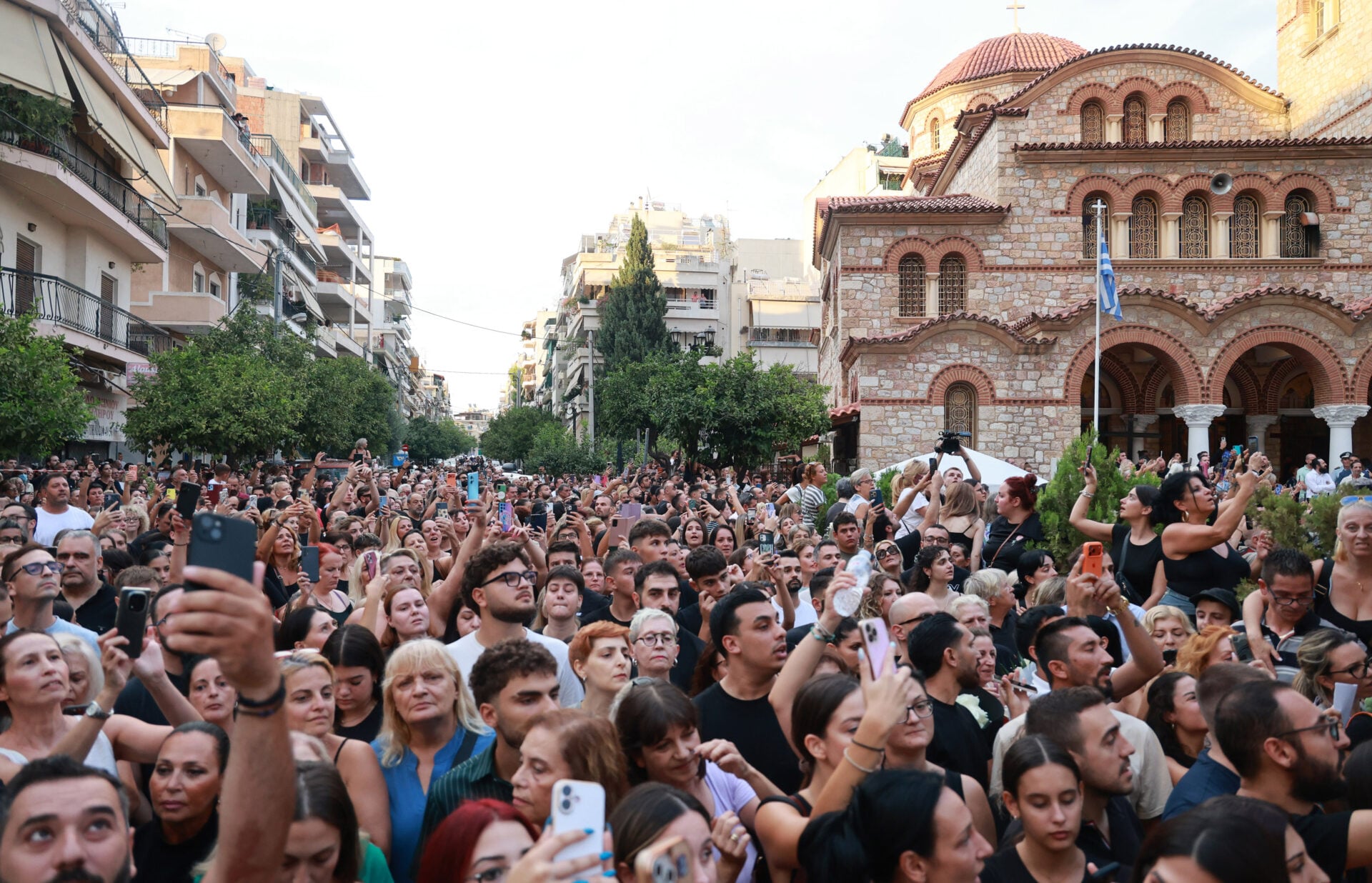Με χειροκροτήματα, τραγούδια και τη λέξη «Αθάνατος» υποδέχτηκε πλήθος κόσμου στη Νίκαια τη σορό του Γιώργου Μαζωνάκη.