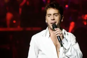 Γιώργος Μαζωνάκης: Η απίστευτη ιστορία πίσω από το «Ανήκω σε μένα» – Το τραγούδι που αρχικά απορρίφθηκε