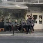Αποκλειστικό: Συντετριμμένη η οικογένεια του Γιώργου Μαζωνάκη συγκεντρώθηκε σε ταβέρνα μετά την κηδεία