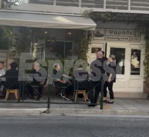 Αποκλειστικό: Συντετριμμένη η οικογένεια του Γιώργου Μαζωνάκη συγκεντρώθηκε σε ταβέρνα μετά την κηδεία