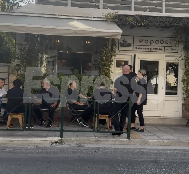 Αποκλειστικό: Συντετριμμένη η οικογένεια του Γιώργου Μαζωνάκη συγκεντρώθηκε σε ταβέρνα μετά την κηδεία