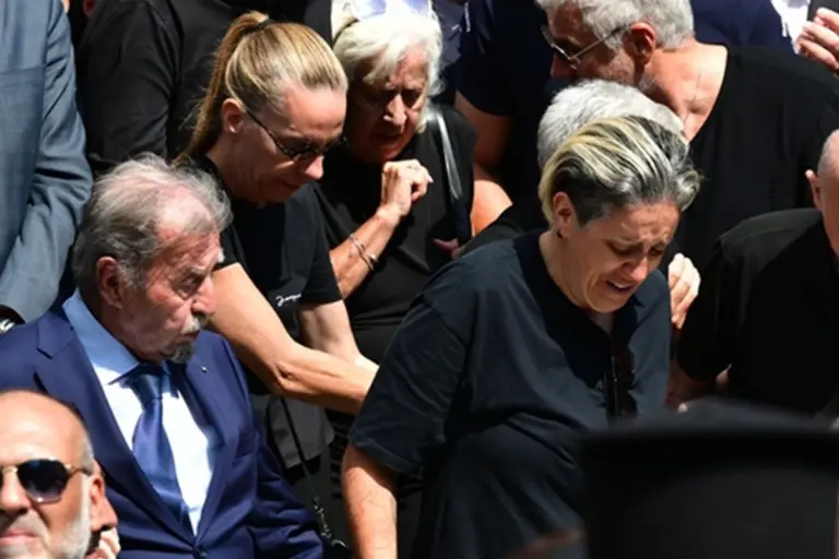 Η «επίθεση» στις αδελφές Μαζωνάκη που δεν έδειξαν οι κάμερες: «Φύγετε ρε! Δεν είστε άξιες»