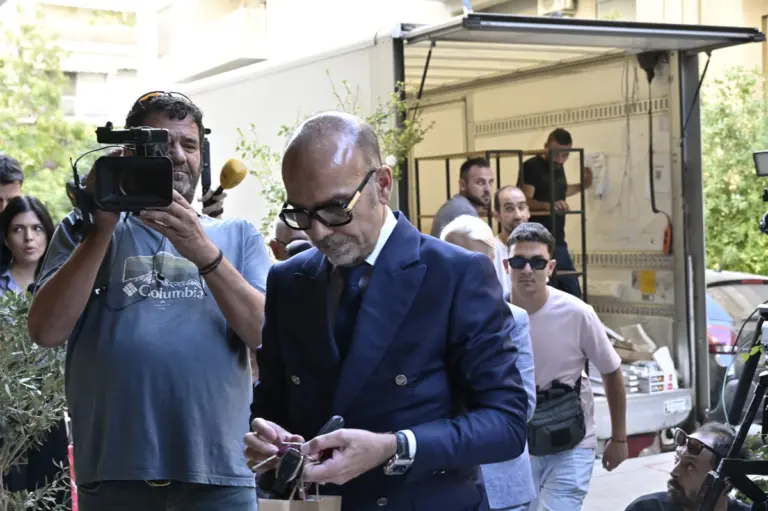 Γιώργος Μαζωνάκης: Έφοδος εισαγγελέα στο ιατρείο στο Κολωνάκι – Στο σημείο το κλιμάκιο και οι δύο γιατροί