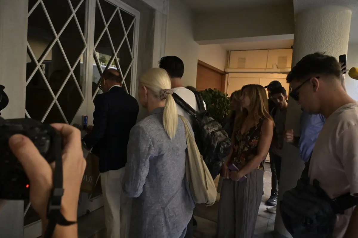 Γιώργος Μαζωνάκης: Έφοδος στο ιατρείο στο Κολωνάκι – Στο σημείο το κλιμάκιο και οι δύο γιατροί