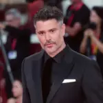 Μιχάλης Λεβεντογιάννης: Άκρως γοητευτικός στο κόκκινο χαλί του Φεστιβάλ Βενετίας – Το ολόμαυρο look