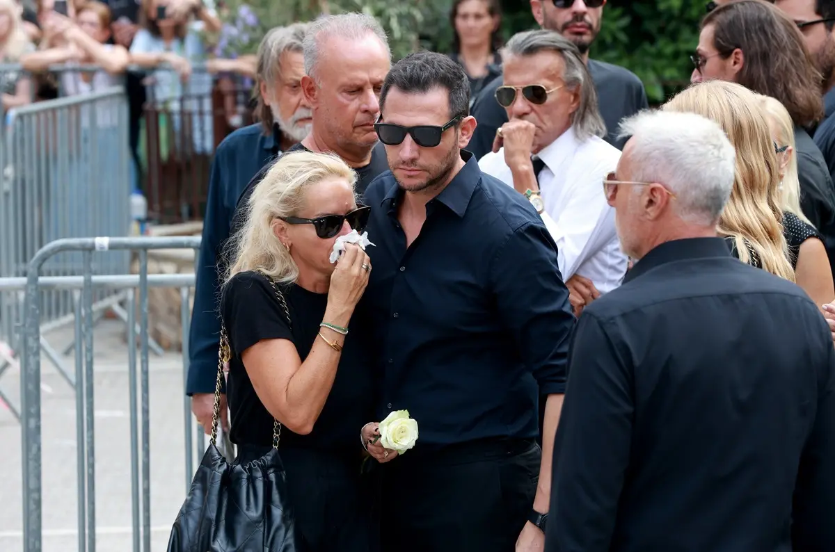 Ξέσπασε σε λυγμούς η Μαρία Μπεκατώρου στο τελευταίο αντίο του Γιώργου Μαζωνάκη
