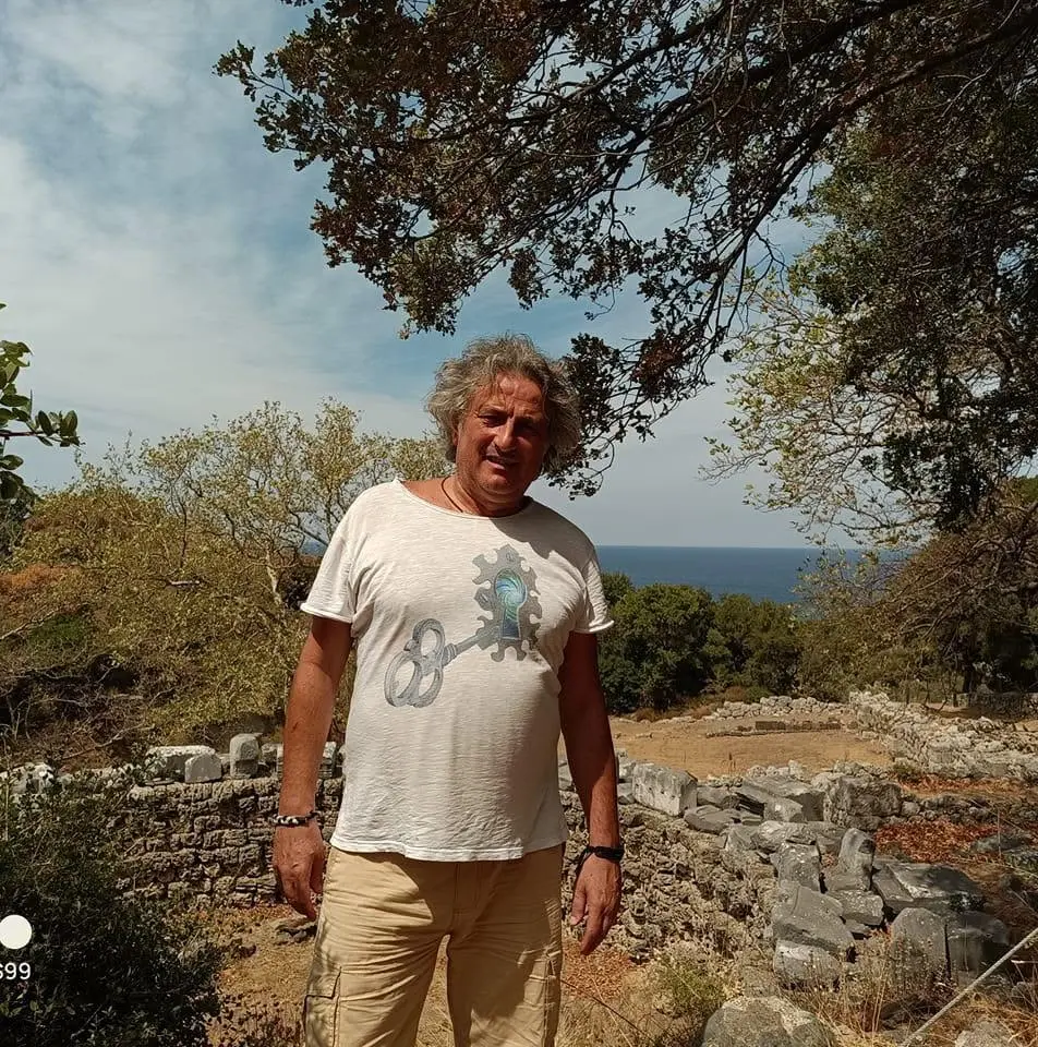 Ο Νάσος ο μπογιατζής που έγινε υπνωτιστής