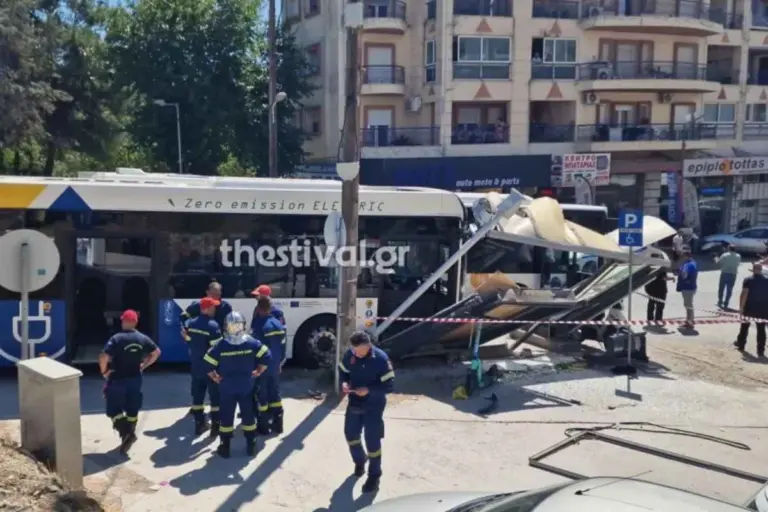 Θεσσαλονίκη: Λεωφορείο έπεσε πάνω σε στάση με κόσμο - Τέσσερις τραυματίες