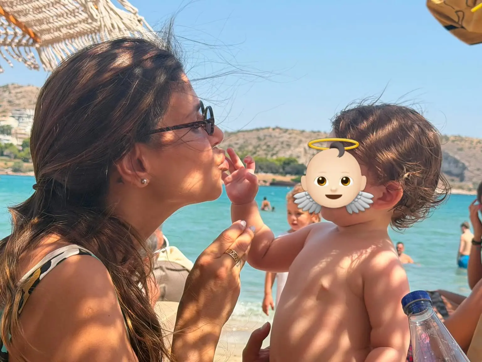 Η Νεσχάν Μουλαζίμ ποζάρει στις διακοπές με τον σύζυγο και την κόρη τους