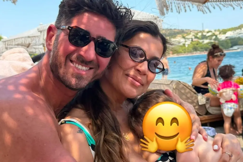 Η Νεσχάν Μουλαζίμ ποζάρει στις διακοπές με τον σύζυγο και την κόρη τους