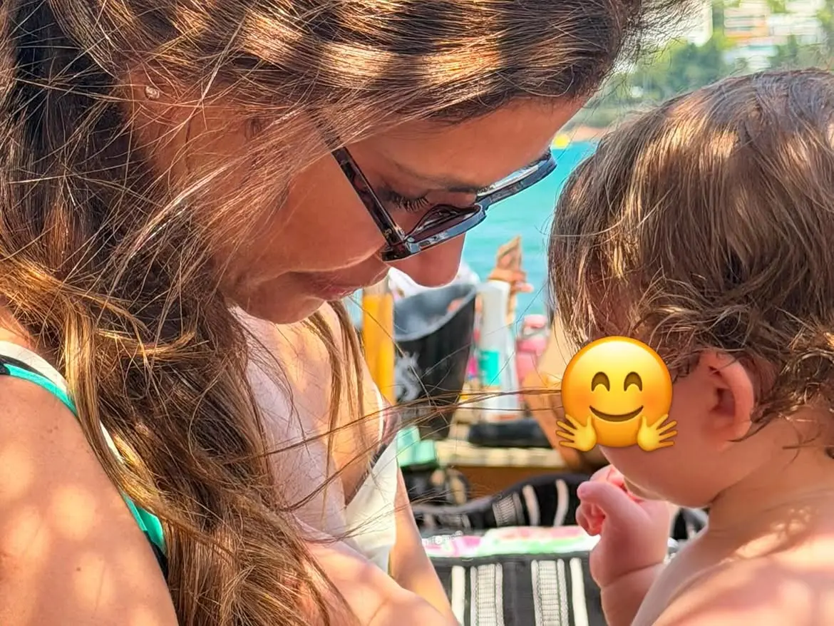 Η Νεσχάν Μουλαζίμ ποζάρει στις διακοπές με την κόρη