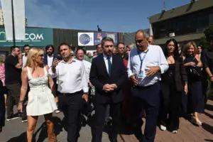 Θερμή υποδοχή για τον Νίκο Ανδρουλάκη στο περίπτερο της Espresso στη ΔΕΘ