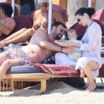 Νίκος Πολυδερόπουλος - Βαλασία Συμιακού: Παιχνίδια με τον γιο τους σε παραλία της Μυκόνου