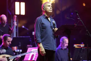 Γιώργος Νταλάρας: Ακυρώθηκε η συναυλία λίγο πριν βγει στη σκηνή – Τι συνέβη