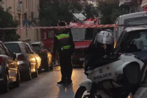 Συναγερμός στο Παγκράτι: Έκρηξη πριν από τη φωτιά σε πολυκατοικία
