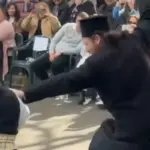 Ο πάτερ έσυρε τον χορό
